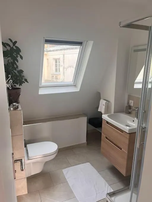 R - Apartment *